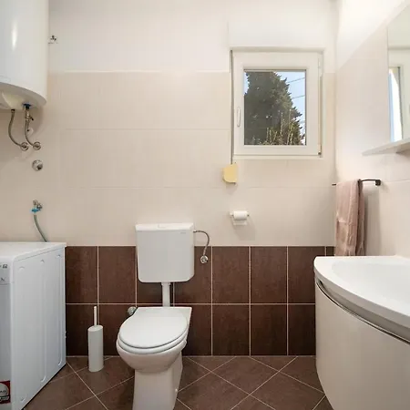 Foenic By Briskva Tar-Vabriga